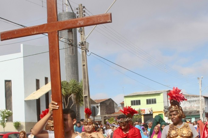 18/04/2014. Crédito: Honório Moreira/OIMP/D.A Press. Brasil. São Luis - MA. Via sacra bairro do Cohatrac.