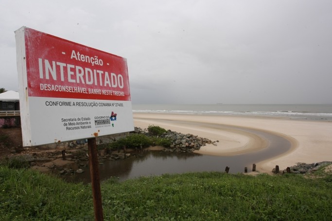 Polui&ccedil;&atilde;o prejudica com&eacute;rcio nas praias