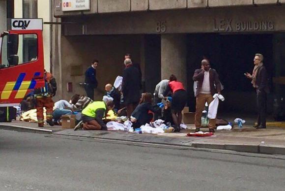 Equipes de emerg&ecirc;ncia socorrem feridos em frente &agrave; esta&ccedil;&atilde;o Maelbeek do metr&ocirc;, em Bruxelas. Explos&otilde;es fizeram o governo fechar todos os servi&ccedil;os de metr&ocirc; da cidade. Outras explos&otilde;es no aeroporto da capital deixaram 13 mortos 
