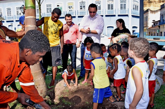 Crian&ccedil;as da rede municipal de ensino participam do plantio de &aacute;rvores na Pra&ccedil;a Benedito Leite