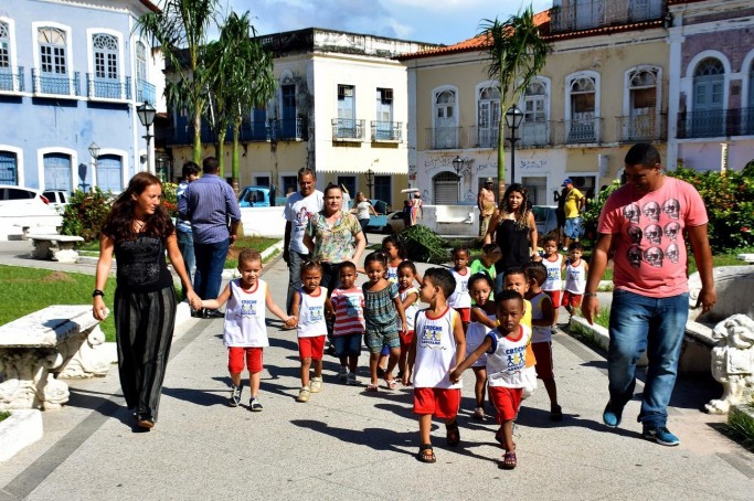 Crian&ccedil;as da rede municipal de ensino participam do plantio de &aacute;rvores na Pra&ccedil;a Benedito Leite