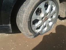 carros com pneus rasgados 