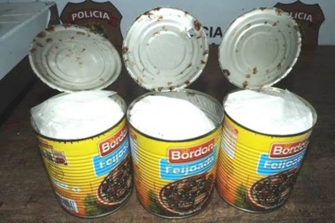 s cinco passageiros foram presos e conduzidos aos pres&iacute;dios estaduais de S&atilde;o Paulo, onde responder&atilde;o pelo crime de tr&aacute;fico internacional de drogas, cuja pena pode chegar a 15 anos de reclus&atilde;o. De acordo com a PF, apenas neste ano, 56 pessoas foram presas e mais de 500 quilos de drogas foram apreendidas no Aeroporto de Guarulhos.