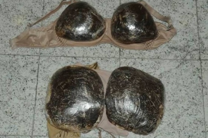 s cinco passageiros foram presos e conduzidos aos pres&iacute;dios estaduais de S&atilde;o Paulo, onde responder&atilde;o pelo crime de tr&aacute;fico internacional de drogas, cuja pena pode chegar a 15 anos de reclus&atilde;o. De acordo com a PF, apenas neste ano, 56 pessoas foram presas e mais de 500 quilos de drogas foram apreendidas no Aeroporto de Guarulhos.
