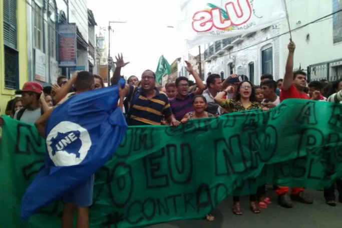 O protesto de hoje foi convocado por meio do Facebook