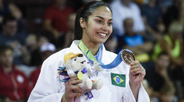 Mariana Silva exibe sua medalha de bronze no Pan-Americano de 2015, em Toronto, Canad&aacute;