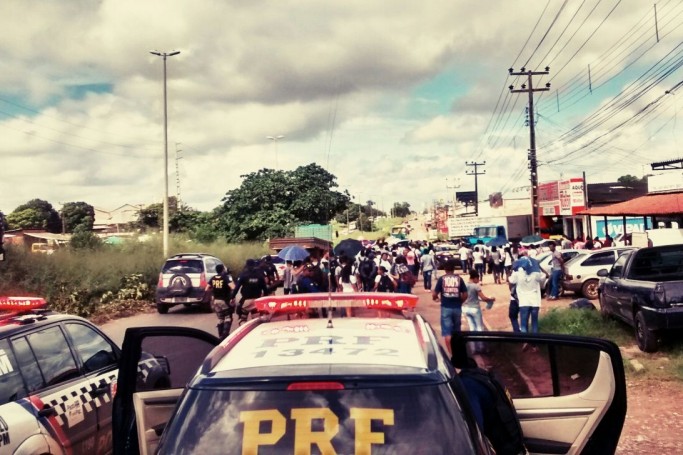 Protesto de estudantes bloqueia parte da BR-135