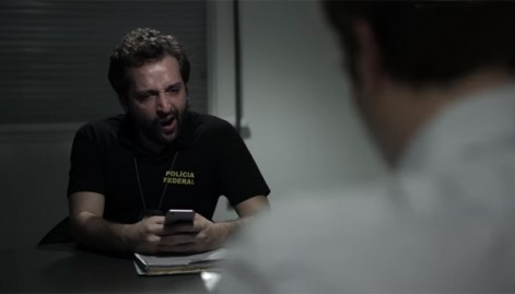 Na nova esquete, Gregório Duvivier interpreta um policial federal