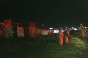 Militares do CBMMA acompanham o remanejamento da carga da carreta que tombou na BR-135