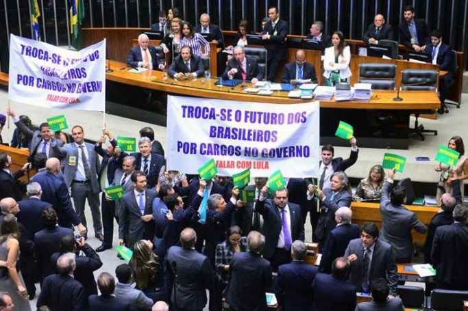 Deputados protestam no plenário contra negociação de cargos