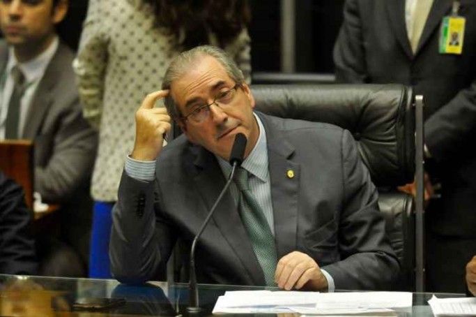 Cunha é investigado por controlar contas no exterior, não declaradas no imposto de renda
