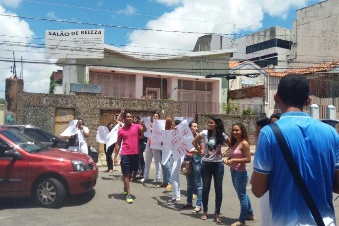 Estudantes da Estácio São Luís realizaram protesto contra a perda do contrato do Fies