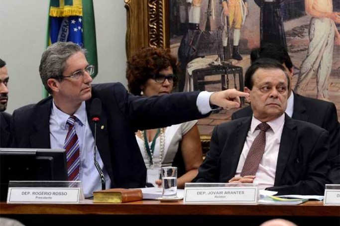 Rog&eacute;rio Rosso (E) ao lado do relator Jovair Arantes, durante reuni&atilde;o da Comiss&atilde;o Especial do Impeachment