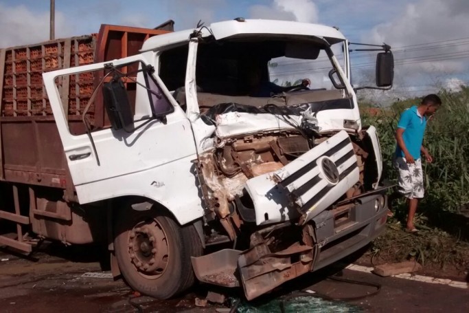 Colisão entre caminhões deixa feridos na BR-135