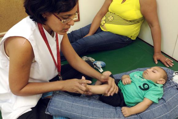 Recife - João Miguel, de 4 meses, faz a primeira sessão de estimulação precoce com a fisioterapeuta Cynthia Ximenes, na Associação de Assistência à Criança Deficiente (AACD), que atende bebês com microcefalia e orienta as mães sobre como repetir os exercícios em casa para melhorar o desenvolvimento das crianças