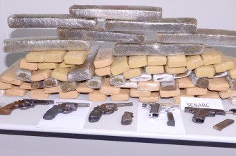 Armas e drogas apreendidas na a&ccedil;&atilde;o da Senarc