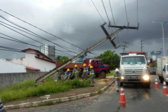 Acidente com quebra de poste na Avenida Odorico Amaral de Matos no bairro Jaracaty
