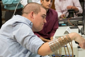 O novo sistema, batizado de Neurolife, foi descrito em um artigo publicado nesta quarta-feira, 13, na revista científica Nature