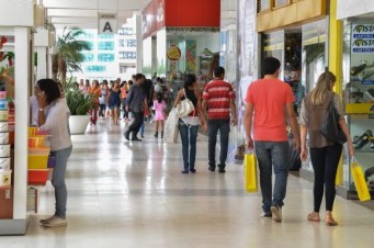 Bras&iacute;lia - A associa&ccedil;&atilde;o sugere o fechamento dos shoppings no domingo como ato de apoio ao processo de impeachment e justifica a decis&atilde;o citando a crise pol&iacute;tica e econ&ocirc;mica 