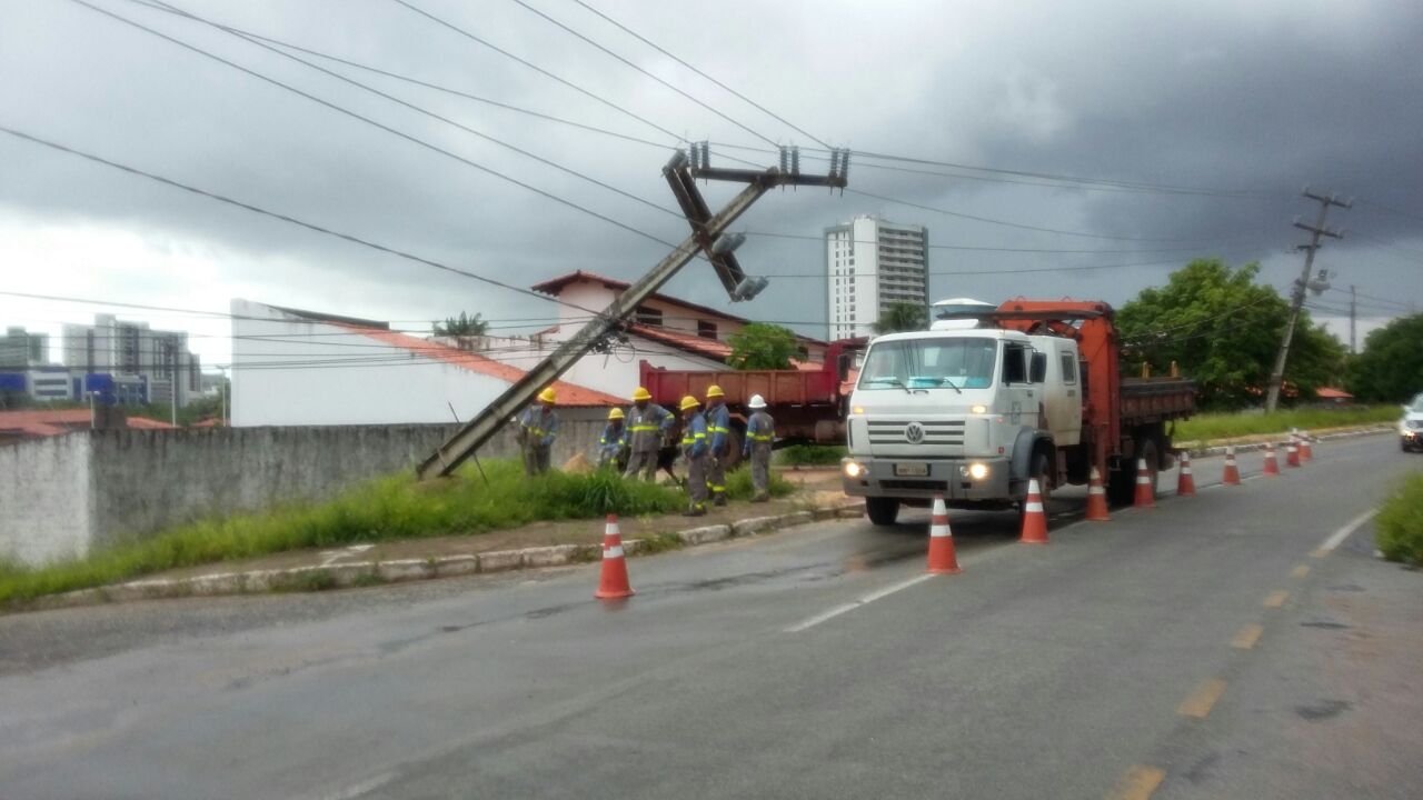 Acidente com quebra de poste na Avenida Odorico Amaral de Matos no bairro Jaracaty