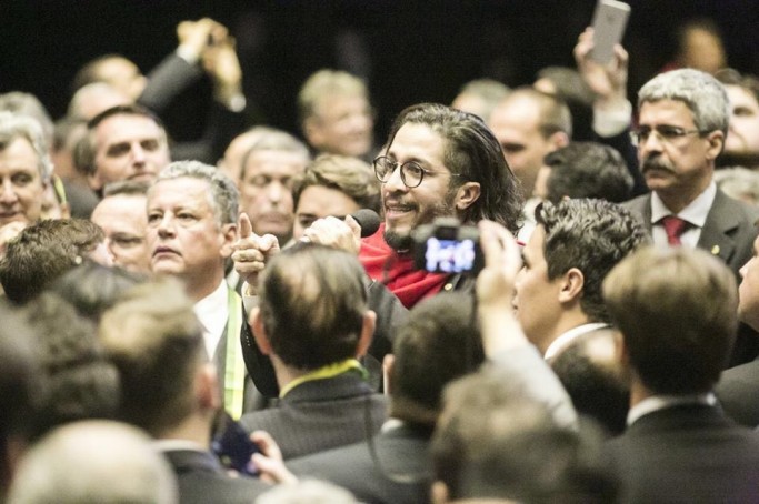 Jean Willys cospe em dire&ccedil;&atilde;o a Jair Bolsonaro ap&oacute;s votos contr&aacute;rios