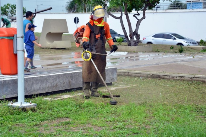 Prefeitura promove arboriza&ccedil;&atilde;o durante a&ccedil;&atilde;o da campanha "Mais Limpeza, Mais Sa&uacute;de" na Ponta d'Areia