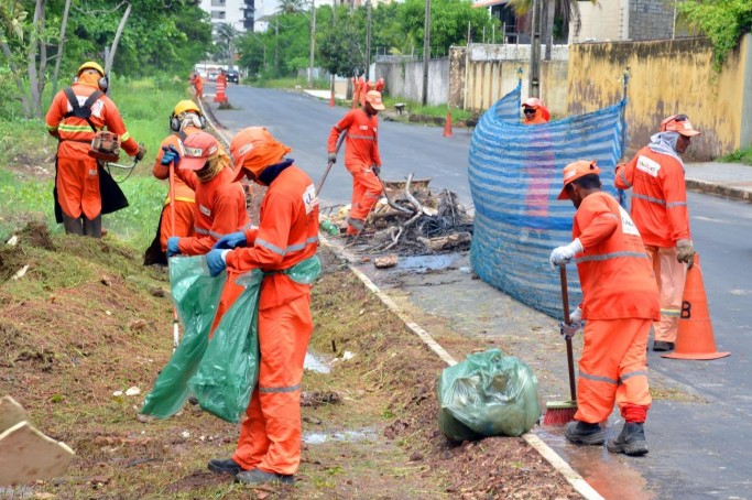 Prefeitura promove arboriza&ccedil;&atilde;o durante a&ccedil;&atilde;o da campanha "Mais Limpeza, Mais Sa&uacute;de" na Ponta d'Areia