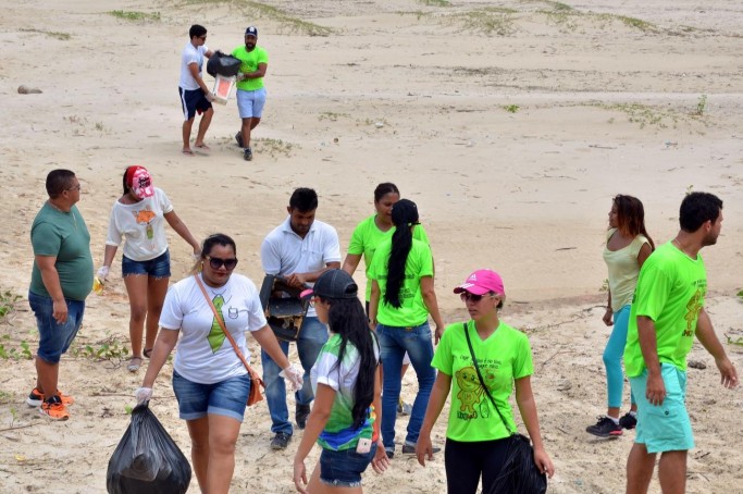 Prefeitura promove arboriza&ccedil;&atilde;o durante a&ccedil;&atilde;o da campanha "Mais Limpeza, Mais Sa&uacute;de" na Ponta d'Areia