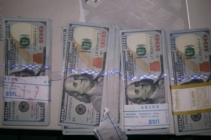Dois homens são detidos com 40 mil dólares escondidos em carreta