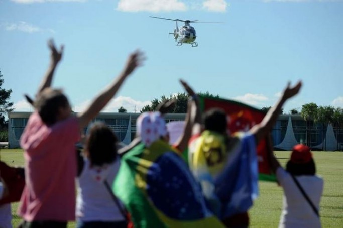 Antes do embarque de Dilma, 40 mulheres fizeram um pequenique perto do Alvorada em apoio &agrave; presidente