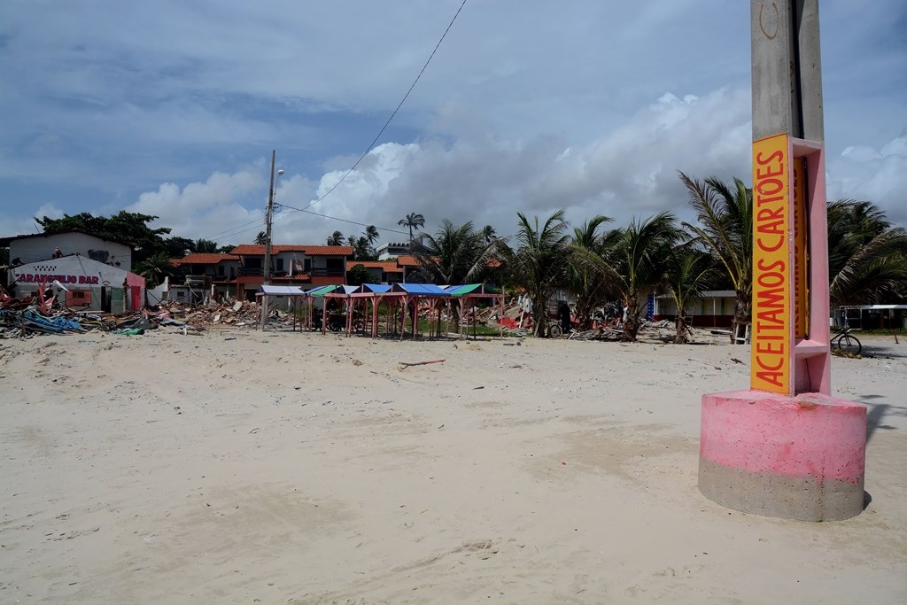 Movimento na praia do Olho d'Água após demolição de bares