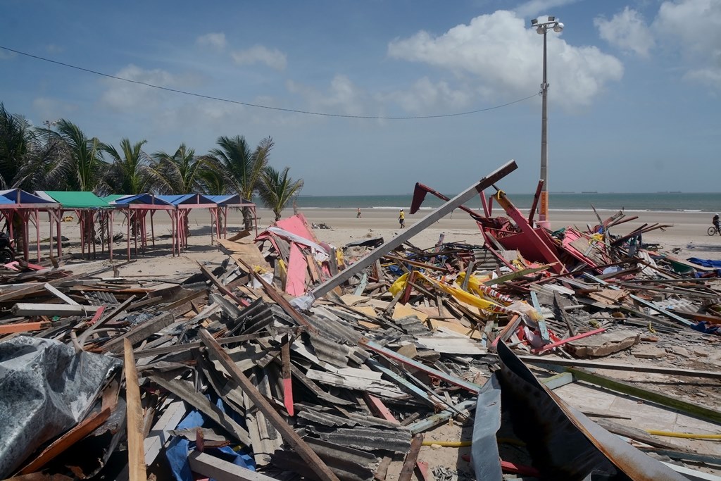 Movimento na praia do Olho d'Água após demolição de bares