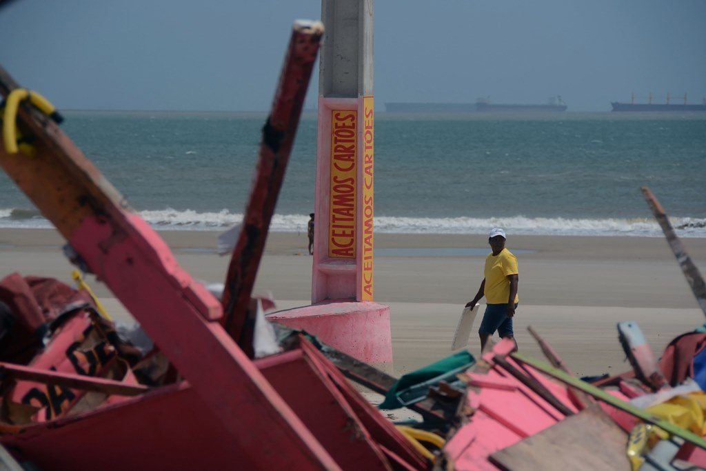 Movimento na praia do Olho d'Água após demolição de bares