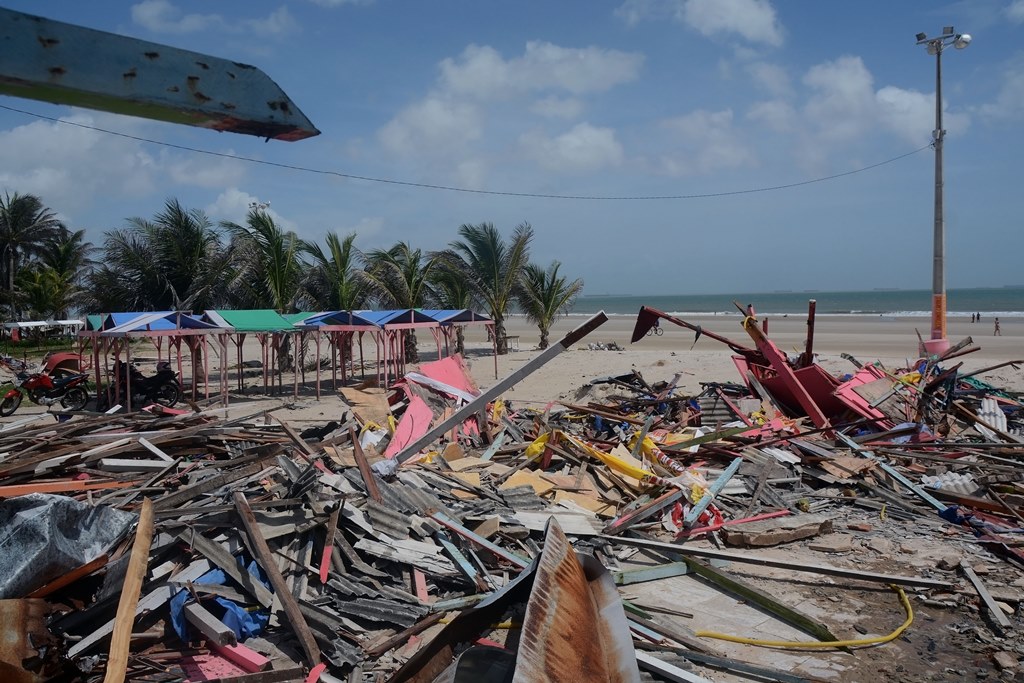 Movimento na praia do Olho d'Água após demolição de bares