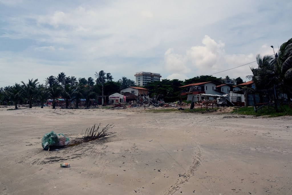 Movimento na praia do Olho d'Água após demolição de bares