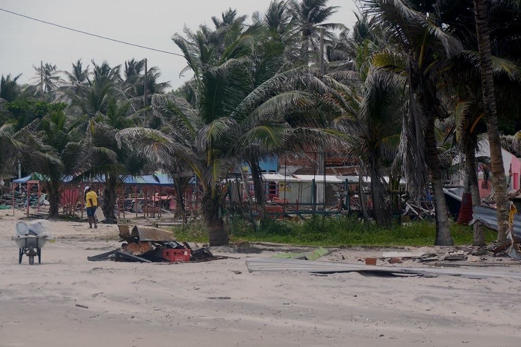 Movimento na praia do Olho d'Água após demolição de bares