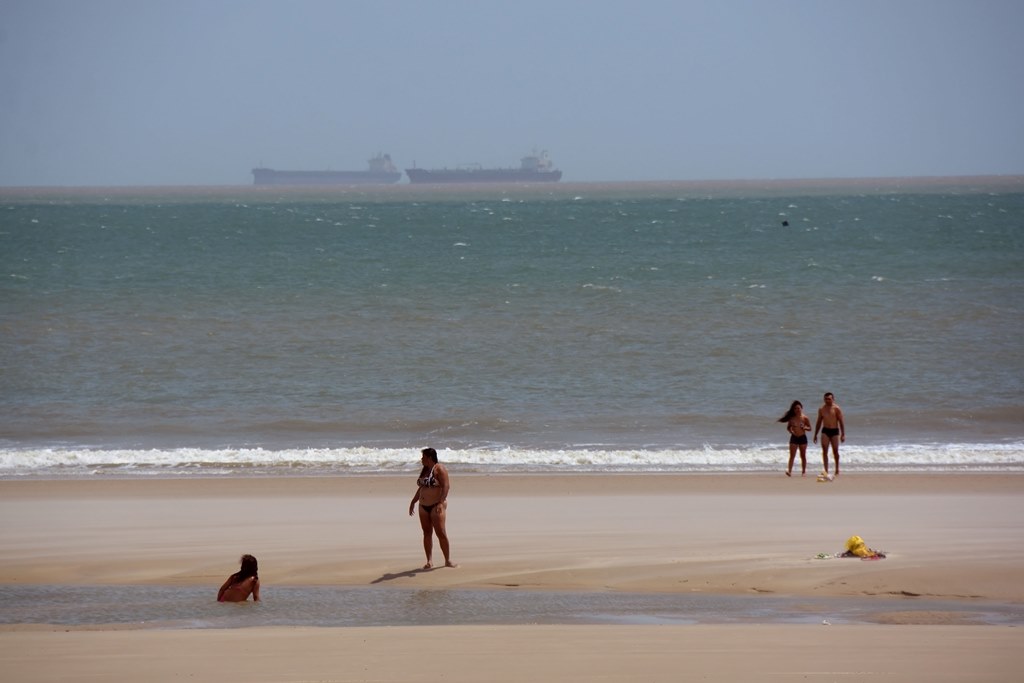 Movimento na praia do Olho d'Água após demolição de bares