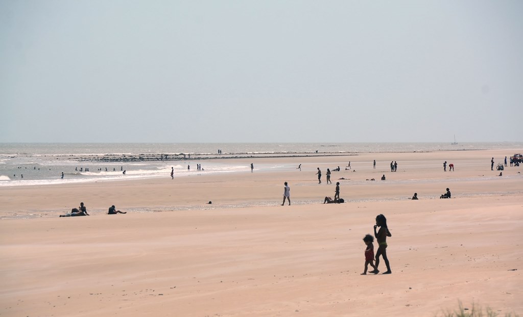 Movimento na praia do Olho d'Água após demolição de bares