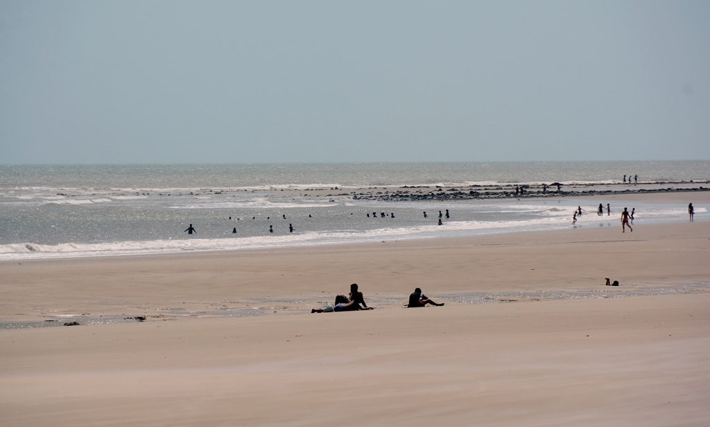 Movimento na praia do Olho d'Água após demolição de bares