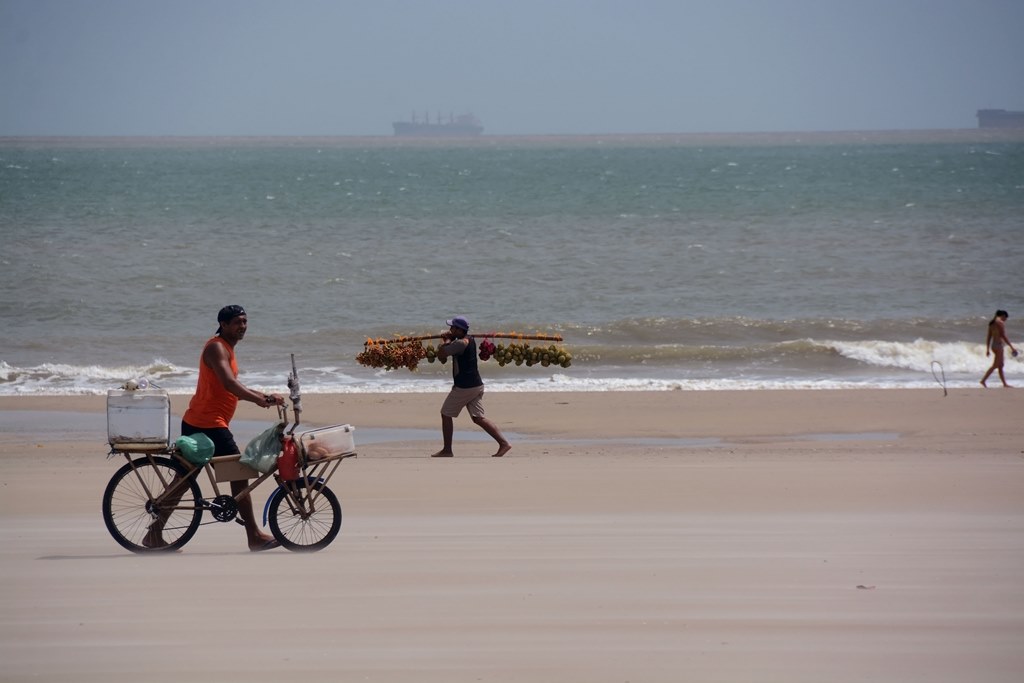 Movimento na praia do Olho d'Água após demolição de bares