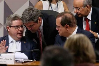 Anastasia (E) conversa com Lindbergh Farias na comiss&atilde;o especial. Ele ser&aacute; o relator sob protesto de governistas, que apontam parcialidade no parecer contra a presidente Dilma 