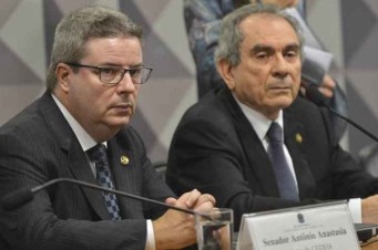 O presidente da Comissão Especial do Impeachment no Senado, Raimundo Lira, e o relator, Antonio Anastasia durante reunião para analisar e votar requerimentos