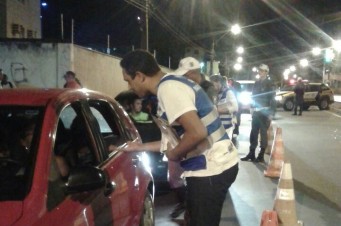 Agentes do Detran abordam condutor de ve&iacute;culo durante a Opera&ccedil;&atilde;o Lei Seca