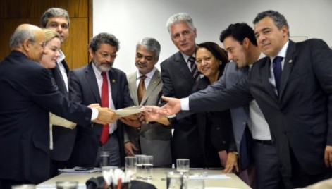 Senadores reunidos na lideran&ccedil;a do PT  para tratar das contas de Ant&ocirc;nio Anastasia durante o per&iacute;odo em que governou Minas Gerais
