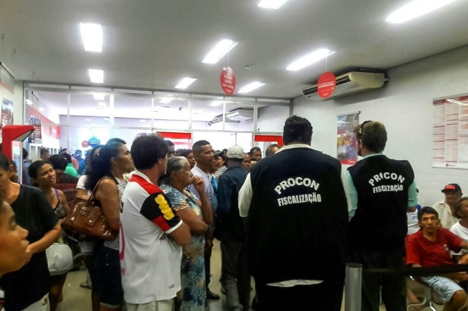 Equipe de fiscalização em vistoria nos bancos de Codó