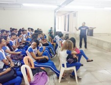 Policiais realizam trabalho social 