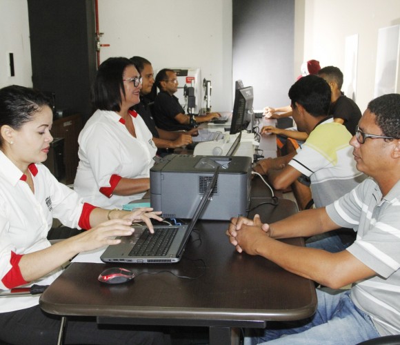 Servidores realizaram hoje os primeiros atendimentos no novo posto do Viva no Shopping Passeio