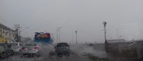 Avenida Beira Mar ficou alagada