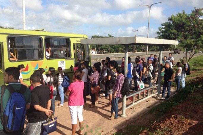 Ônibus apresenta falha mecânica na Avenida Jerônimo de Albuquerque