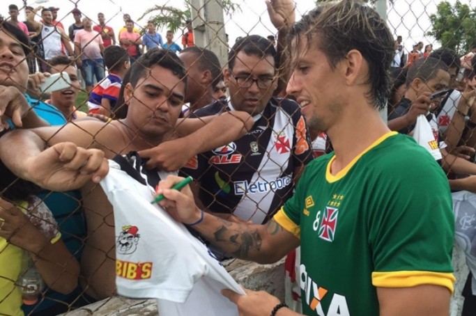 Diguinho distribui aut&oacute;grafos ap&oacute;s o treino